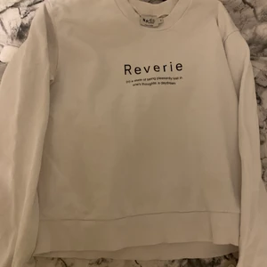 Vit tröja - Köpt från na-kd och säljer för 90kr inklusive frakt, inga fläckar eller skador, det är en S men passar XS också.