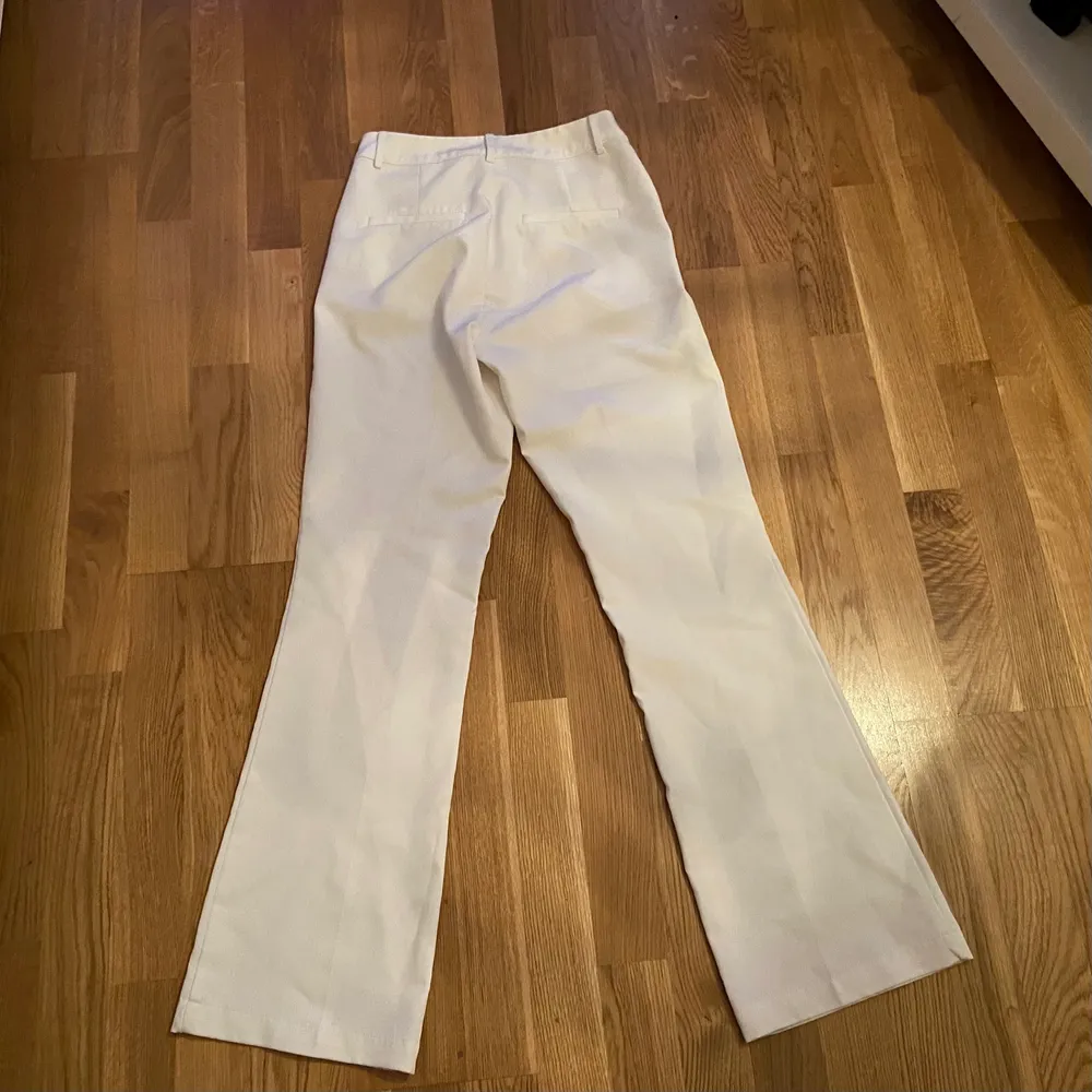 Jättesnygga vita kostymbyxor i storlek 36! Endast använda en gång, köpta för 400kr. Jeans & Byxor.