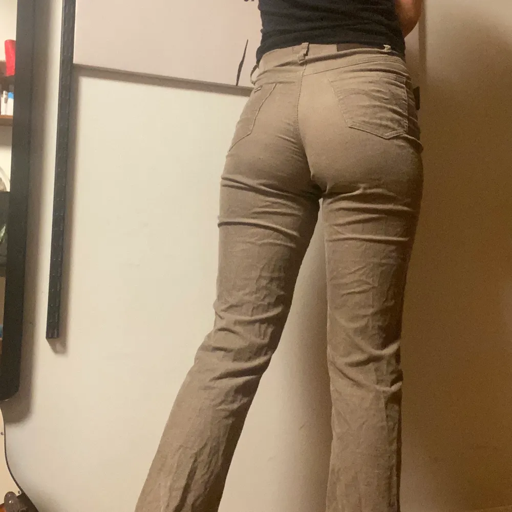 Beige/bruna manchesterbyxor från highlander, köpta på humana. Storlek 36 men passar också mig som är 38 bra eftersom de är en aning strechiga. Byxorna har en liten slits vid slutet av benet❣️. Jeans & Byxor.