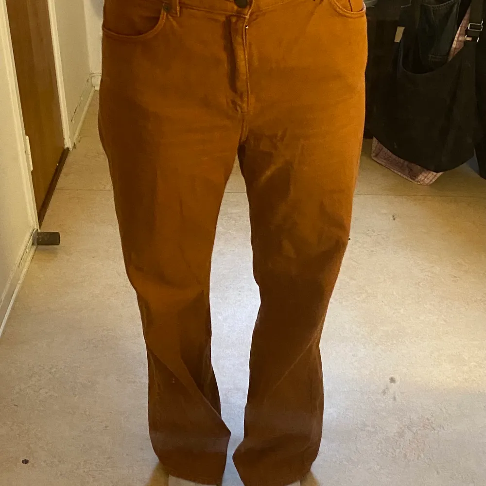 Orange/rostfärgad jeans i storlek 32 och i mycket bra skick. Bara att höra av sig vid frågor och funderingar 🥰🥰. Jeans & Byxor.