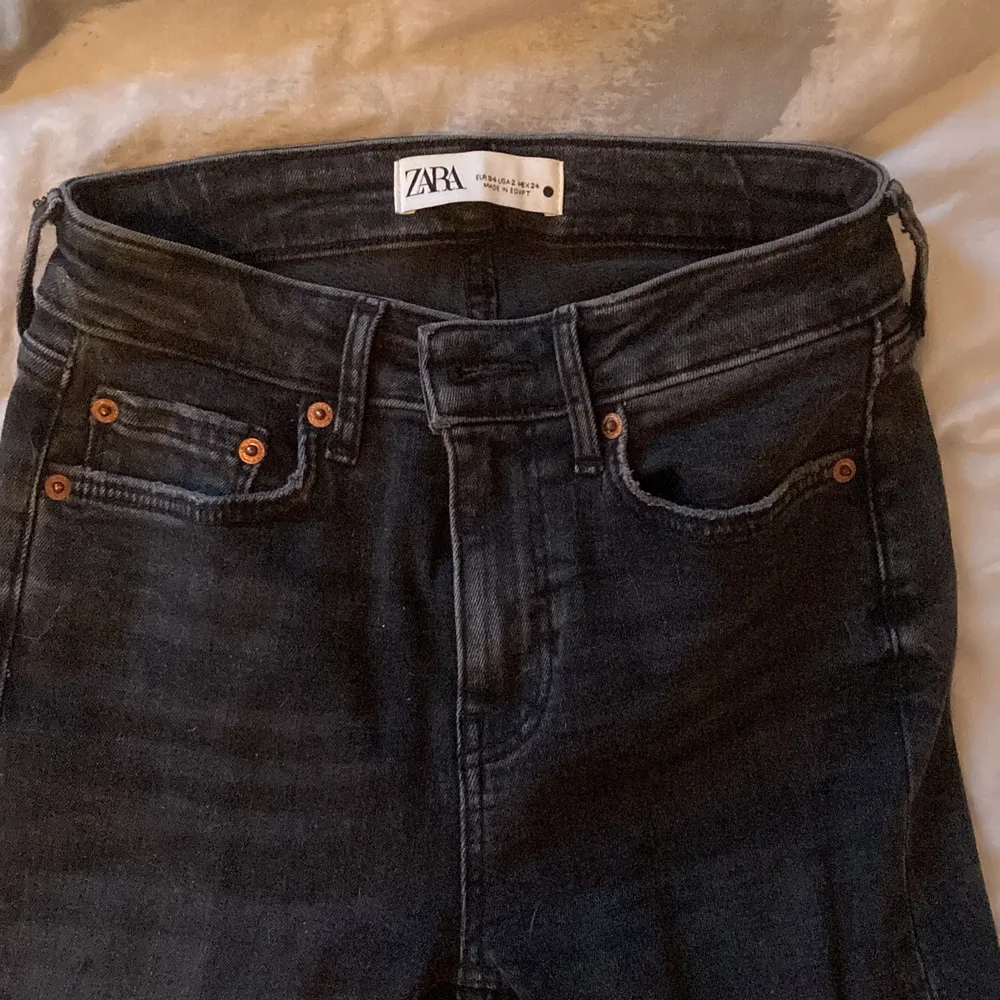 Ett par fina svarta zara jeans med slitningar längst ner. Som inte kommer till användning då de är lite korta för mig som är 170 lång. De sitter tajt och formar kroppen bra och är lite lågmidjade. De är i gott skick och funkar som de ska. Jeansen är inte kolsvarta då de var lite utvättade när de köptes. Pris kan diskuteras och köparen står för frakten! . Jeans & Byxor.