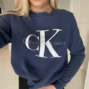 Sweatshirt/sweater/crewneck från Calvin Klein. Väldigt skön och mycket bra skick fortfarande! 