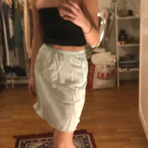 Ljusblå kjol  - Gullig ljusblå kjol i typ jackmaterial, så inte så flowy💕 ger 2000-tals vibe 