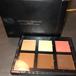 Anastasia contour creme kit  - Helt ny i färgen medium. Dock fläckig förpackning pga tog i den med smink på fingrarna