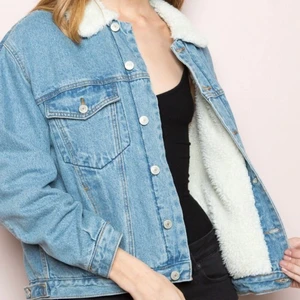 Jeansjacka med teddy-detaljer - Säljer min jeansjacka med teddy-foder och krage då den inte används så mycket 🥰 väldigt fin och är i bra skick! storlek M, men skulle säga en S! från brandy melville och säljs för 150 + frakt 💖