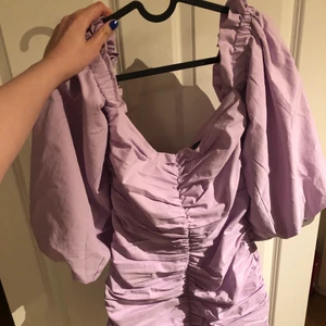 Violett klänning från ginatricot  - Köpte klänningen från ginatricot och har använt ett fåtal gånger, fortfarande i bra skick. Den är slutsåld för längesen men populär. Storlek 36 alltså M men kan passa även i 34 eller större. Pris och frakt kan diskuteras i dm. 