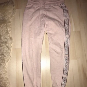 Mjukisbyxor  - Dessa mjukisbyxor kan man både använda som mjukis eller som jag, träningsbyxor. Dem är ljusrosa och ränder på sidorna där det står ”favourite”. Väldigt bra skick. Kontakta mig för fler bilder. Priset kan diskuteras! 