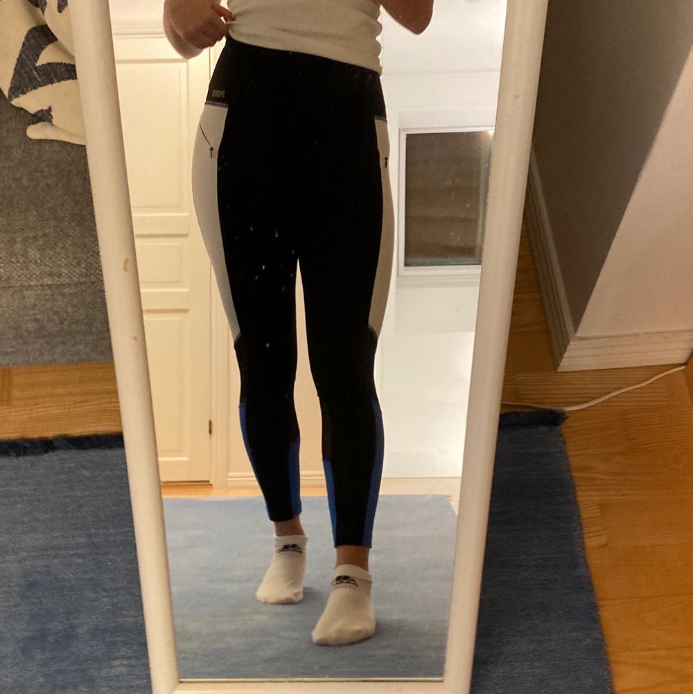 Säljer nu dessa jättefina flerfärgade tights från Pink med mycket detaljer💕 Utöver att de är snygga är de även supersköna och stretchiga och fungerar bra till olika sorters träning! På vaderna är delar av tightsen i mesh. Tightsen är sparsamt använda. Skulle säga att storleken är lite missvisande och även skulle kunna passa storlekarna XS och M🥰 Skriv vid fler frågor❤️. Jeans & Byxor.