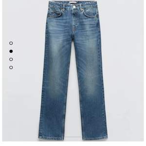 Säljer dessa skit snygga slutsålda jeans från Zara. I storlek 32, säljer pgr av köpte två olika storlekar. Men fick ingen retur sedel. Det är ett par Straight Fit Mid-Rise Ankle Length 💗Skulle säga att de är små i storlekenSäljer de för ordinarie priset eftersom de är slutsålda 💗 399kr + frakt 25kr 📦 (Jag står inte för postens slarv )