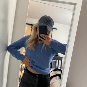 Stickad tröja  - Säljaren drog sig ut! Så lägger ut igen denna slutsålda snygga och bekväma stickade tröjan! Något v-ringad💙