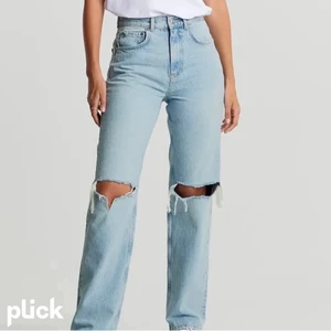 Gina tricot jeans  - Dom populära jeansen från Gina tricot. Säljer då jag tycker dom är lite förstora i midjan. Är 167cm och dom är lite långa men bra om man vill ha dom lite längre. Nypris 599