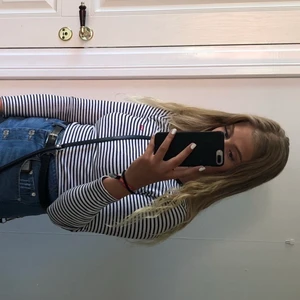 Levis tröja - En Levis tröja i väldigt gott skick, använd endast en gång. Skönt material och bra passform, inte i min smak bara. Nypris 800kr, säljer för 350. Pris kan diskuteras!