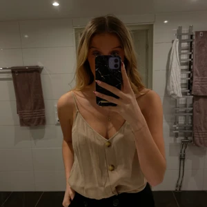 beiget linne från Gina Tricot  - använt 1 gång🤎 pm vid frågor/ önskemål om fler bilder 
