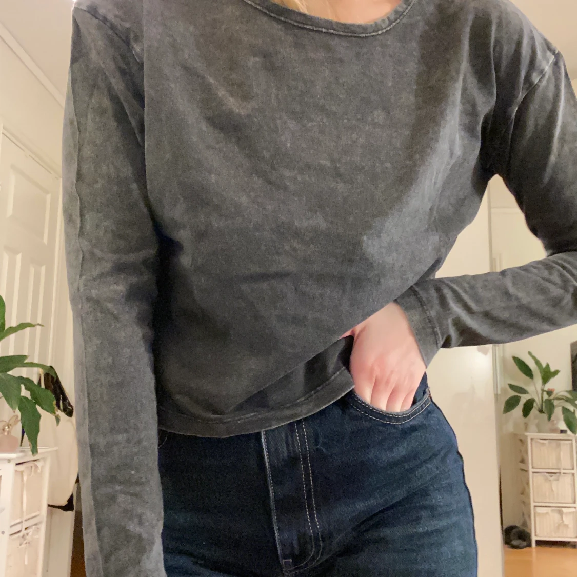 Grå tröja med slits i sidan