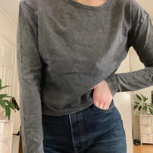 Grå tröja med slits i sidan - Mörkgrå tröja med slits i sidan från bikbok, (färgen är mest rättvis på bild 3), storlek S, köparen står för frakten