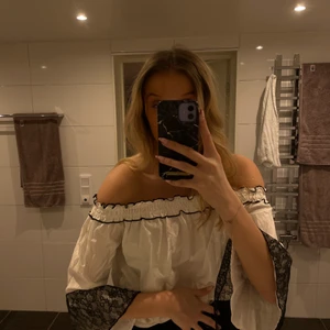 topp från Zara - använd 1 gång🖤 såklart snyggare struken:) pm vid frågor/ önskemål om fler bilder 