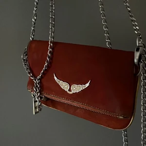 Vintage Zadig väska  - Säljer denna unika vintage Zadig väskan igen pga oseriös köpare! Den är orange/röd. Den har blivit mörkare på baksidan då den är använd.🧡🧡direkt köp: 1000kr