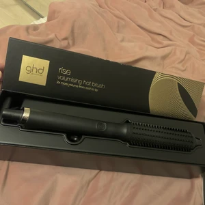 Ghd Rise - Jag säljer min ghdtång/värmeborste eftersom den inte kommit till användning som planerat, tycker då det är bättre att någon annan får ta del av den🌟 Jag köpte den för en månad sen och har bara använt den en gång så den är som ny✨                                        Nypris- 1 899kr. Skriv till mig om ni vill ha fler foton/videos! (Frakten är redan inräknad i priset)💕