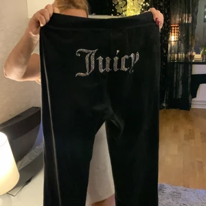 Juicy contour - Hej jag säljer mina juicy byxor för att dom är för stora och långa jag säljer dom från 600 vi kan diskutera priset det är storlek L från jd dom är helt nya har använt dom 2-3 gånger jag skulle lämna tillbaka dom men kvittot va borta så ja