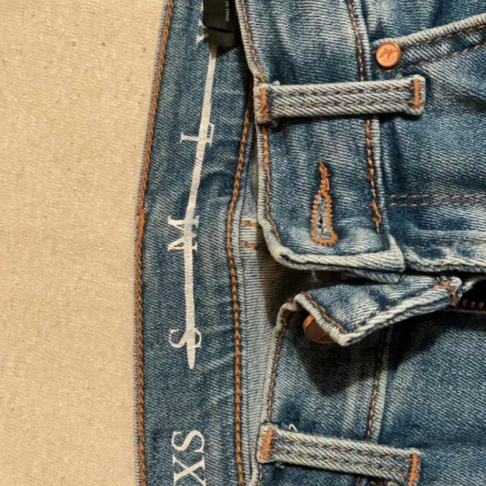 Utsvänga blåa jeans från bikbok i storlek XS. Använda en gång. Nypris 599kr. Skriv om ni vill ha en bild där jag provar dom.. Jeans & Byxor.
