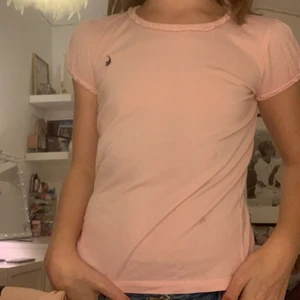 Polo tröja  - Säljer denna super fina Polo Ralph lauren tröja. Säljer den pga den är för liten för mig köpt av min kompis som sa att den var äkta. Köparen står för frakten. Storlek 6 men passar mig som är 152cn lång 