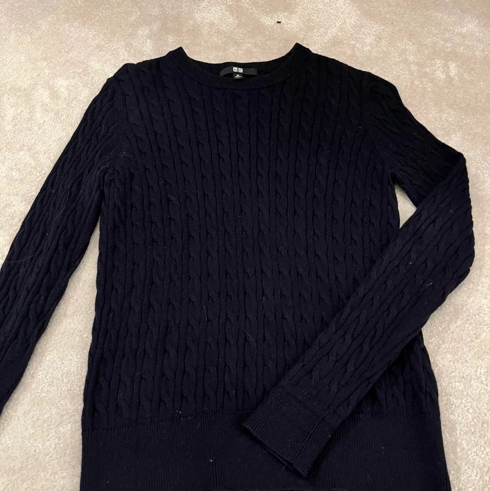 Marinblå kabelstickad tröja från uniqlo i bra skick, endast använd 3 gånger🤩 köparen står för frakt . Tröjor & Koftor.