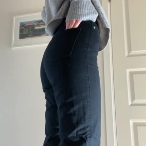 Weekday Rowe Jeans - Säljer mina fina svarta ”Rowe” jeans från Weekday. Storlek W27 L32, innerbensmått 80cm! 💝 Köparn står för frakten! Buda i kommentarerna! Nypris ca. 500kr.
