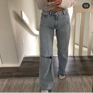 Monki Yoko ljusblå  - Bra skick, har själv klippt ett hål i vänstra knät samt klippt upp de. Jag är ca 162! De är dessutom i strl 25 men skulle säga att de motsvarar strl xs/s
