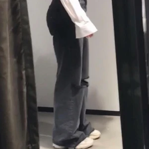 Slitna grå jeans från topshop strl 34 - Grå vida jeans från topshop som jag klippt upp på längden och hål i knäna, jag är ca 162 så längden är anpassad utifrån det. 