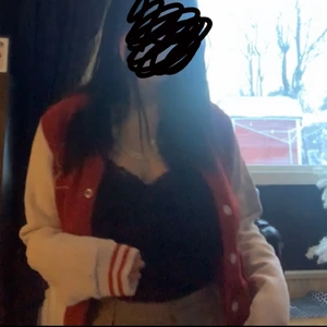 College jacka - En ”typisk” college tröja som är väldigt bekväm. I storlek M och från westhill redbird. Passar perfekt som sommajacka. Tar swish eller kan mötas upp i östersund 🥰