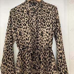 Leopard mönstrad blus från Gina Tricot med knytband i midjan🐆 100% polyester 