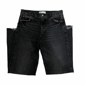 Mid-waisted, black washed Zara jeans  - Har inte används så mycket, ca ett år. Passar för normal längda personer. Byxorna är lösa och raka i längden. ✨