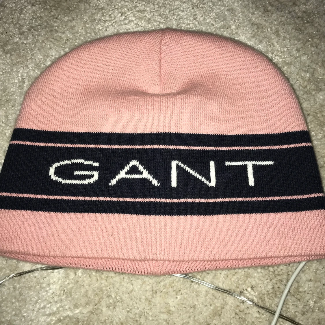 En fin rosa, svart gant mössa. - 90