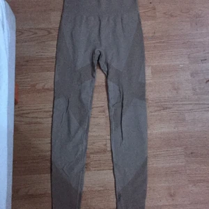 Lager 157 tränings tights strl S-M - Användes bara under min värsta tid av min ätstörning sp jag vill gärna få bort de ur min garderob så de inte triggar mig mer men bra kvalle och stretchigt material.