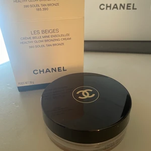 Chanel bronzer  - Säljer mitt Chanel les beiges bronzer! Endast testat så i princip som nytt. Jätteskön kräm konsistens men färgen passade inte helt mig. Nypris ca 500kr