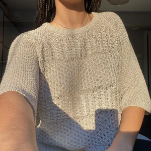 Massimo Dutti stickad guldbrun topp  - Jättefin topp från Massimo Dutti, väldigt bra kvalitet på tyget! Lite skimrande beige-guldig färg och trekvartslånga ärmar💛 Stl L men passar från S-L beroende på fit!