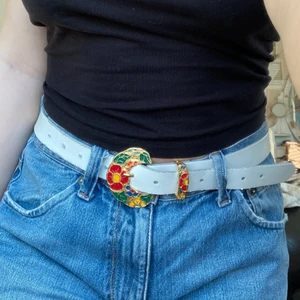 Bälte - Ett vitt bälte som jag köpt på secondhand, lite slitage runt kanterna men tycker själv inte det gör något.