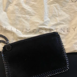 Stella McCartney clutch  - Stella McCartney Clutch svart. Jättefint skick. Obs! INTE äkta!
