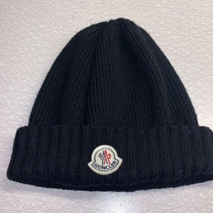 Moncler mössa - Svart moncler mössa i superbra skick då den är använd några fåtal gånger!🖤