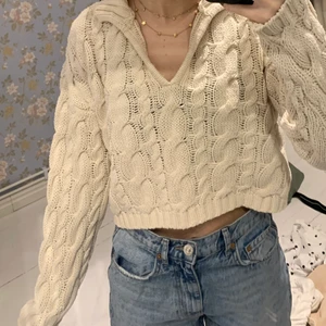 stickad tröja  - supersöt beige stickad tröja! Den går också att knäppa i halsen⭐️⭐️⭐️⭐️