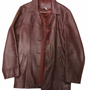 Vinröd läderjacka  - Super fin färg och i mycket bra skick i äkta läder 