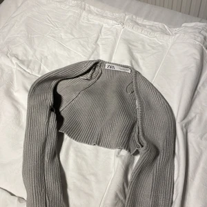 ribbade ”armar” från Zara🤎 - aldrig använd, lite kort för mig i armarna:( jättefin slits och perfekt färg🤎🤎 säljer direkt för 250 kr