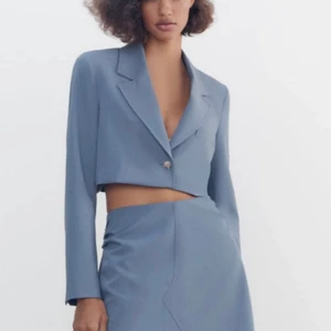 Croppad blazer från Zara - En blå croppad blazer/kavaj från Zara, köpt för nån månad sen men aldrig använd. Superfin att ha till vardags eller utgång!! Köpt för 559kr och säljer för 400kr pga helt ”ny”💖☺️