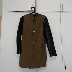 Höst/vårjacka från HM strl 36  - Höst/vårjacka från HM strl 36. Knappt använd