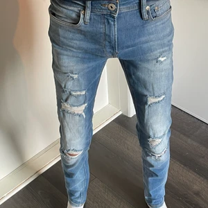 Jack & Jones strl 27/32  - Säljer nu mina Jeans pga att jag har flera olika. Jag har använt dessa bara några fåtal gånger och är nästan i nyskick. Om flera är intressserade är det bara att buda! Hör av dig vid intresse, pris kan diskuteras!  Nypris 599 kr 