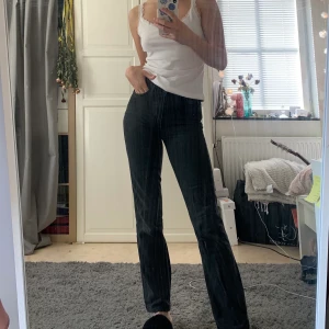 Jeans Carin Wester - Säljer mina älskade Carin Wester jeans🖤 de har använts flitigt men efter att bara ha legat i min garderob och samlat damm är det dags för dem att få en ny ägare. Färgen syns bättre på andra bilden! De är lite utsvängda men mest raka i passformen. 