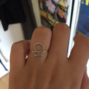 Äkta silver ring med kvinnosymbol  - En ring i äkta silver med kvinnosymbol. Aldrig använd 
