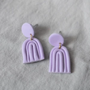 Örhängen - nr 70  - Lila örhängen. Handgjorda örhängen utav polymer lera med guldhänge, ca 2-3 cm i längd. 39kr + 20kr frakt 