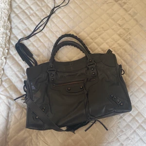 Intressekoll på väska - Intressekoll på min Balenciaga väska! Den kommer tyvärr inte till användning lägre och därmed ska hitta nytt hem. Den är köpt second hand men är fortfarande i bra skick. Jag hittar inte autentikationen därmed pris men det kan såklart fortfarande diskuteras!! 
