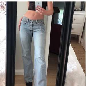 Ett par skit snygga lågmidjade jeans som tyvärr är lite för stora för mig därför väljer jag att sälja dessa. ( lånade bilder ) hon som bär de har vanligtvis  storlek 36! Buda gärna privat , från 450 kr och uppåt 💕 köp direkt för 600kr